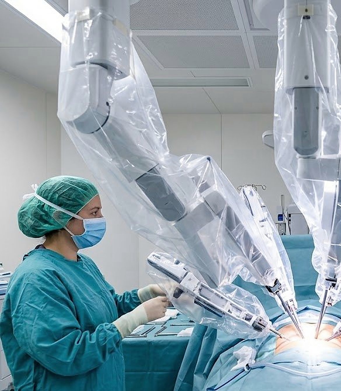 Cirujana durante una intervención de cirugía robótica con el sistema Da Vinci en quirófano, Barcelona