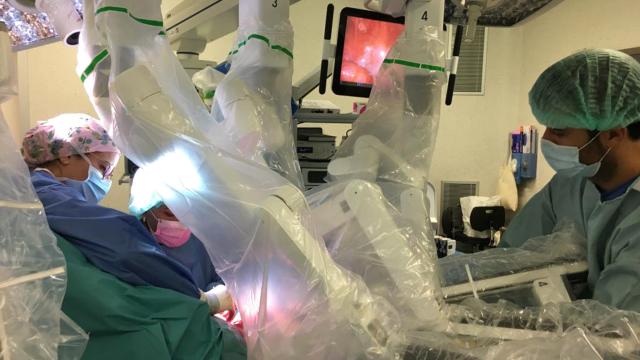 Equipo quirúrgico durante la primera cirugía robótica de reasignación de género realizada en Europa, Hospital de Bellvitge