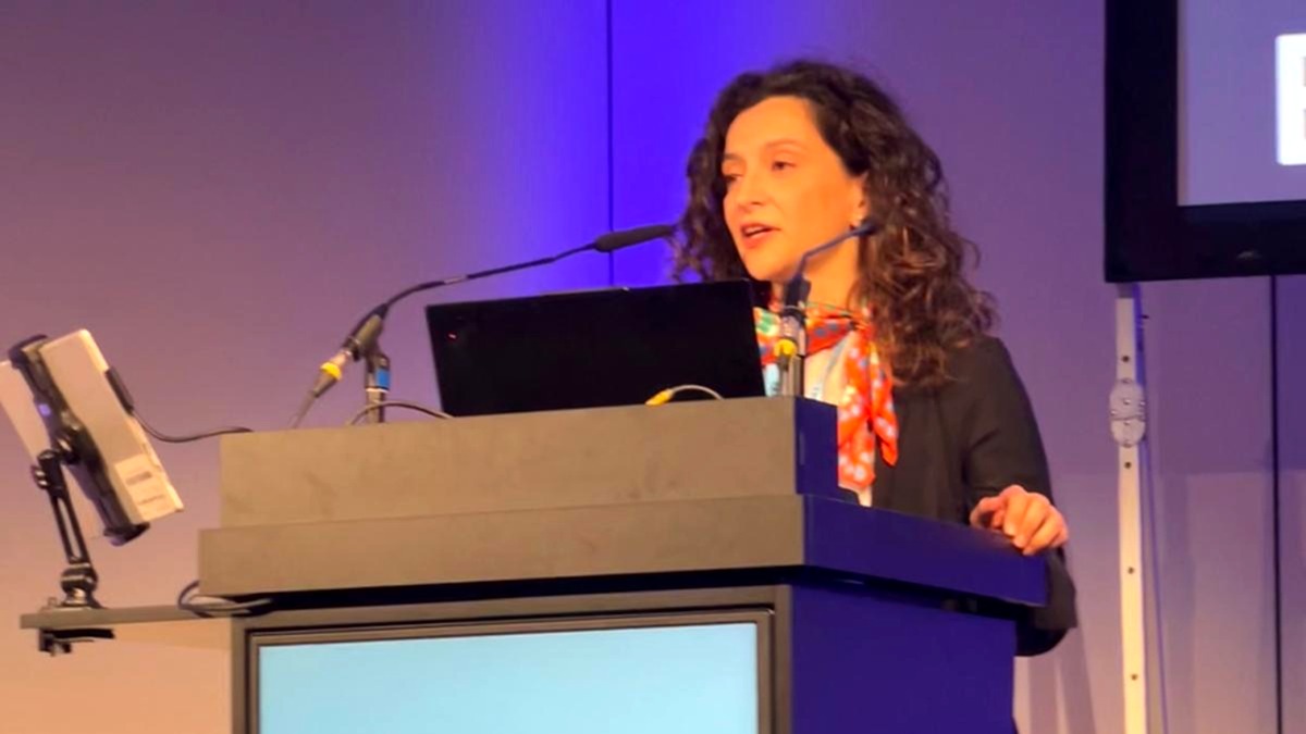 Dr Begoña Etcheverry presenting research on urinary reconstruction in kidney transplantation at the EAU26 European urology congress