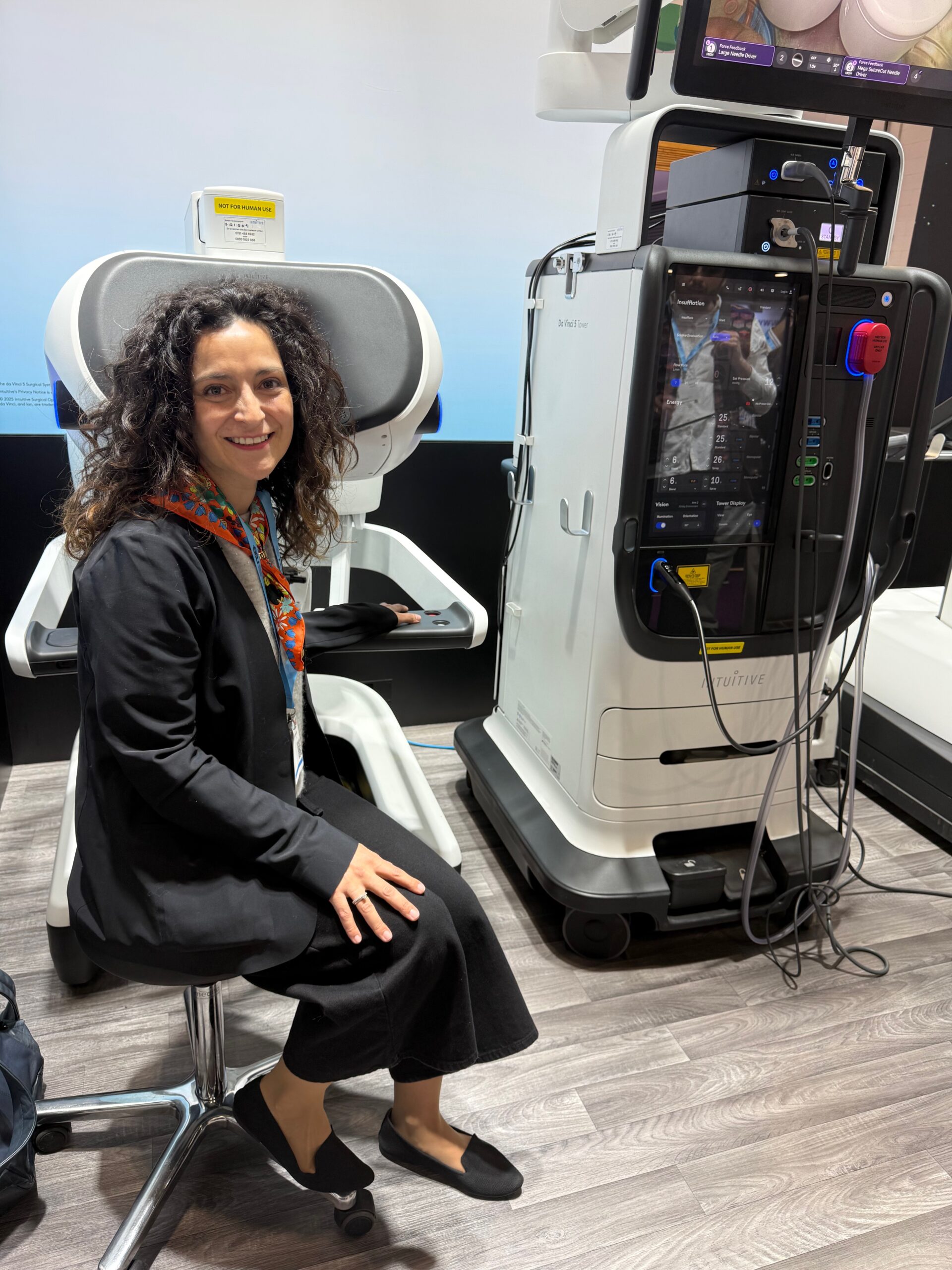 Dra. Begoña Etcheverry, especialista en reconstrucción urogenital compleja, junto a la consola Da Vinci