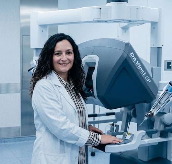 Dra. Begoña Etcheverry, especialista en andrología y cirugía genital masculina, junto al robot Da Vinci SP