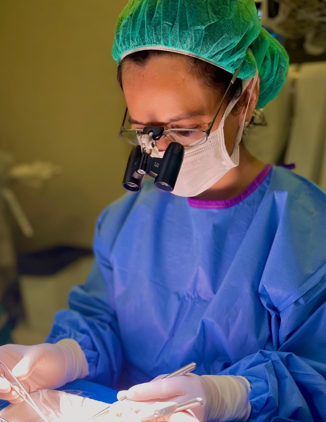 Dra. Begoña Etcheverry operando con lupas de aumento en cirugía genital femenina de precisión en Barcelona