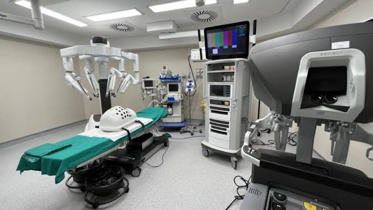 Quirófano equipado con el sistema robótico Da Vinci en un hospital de referencia en Barcelona