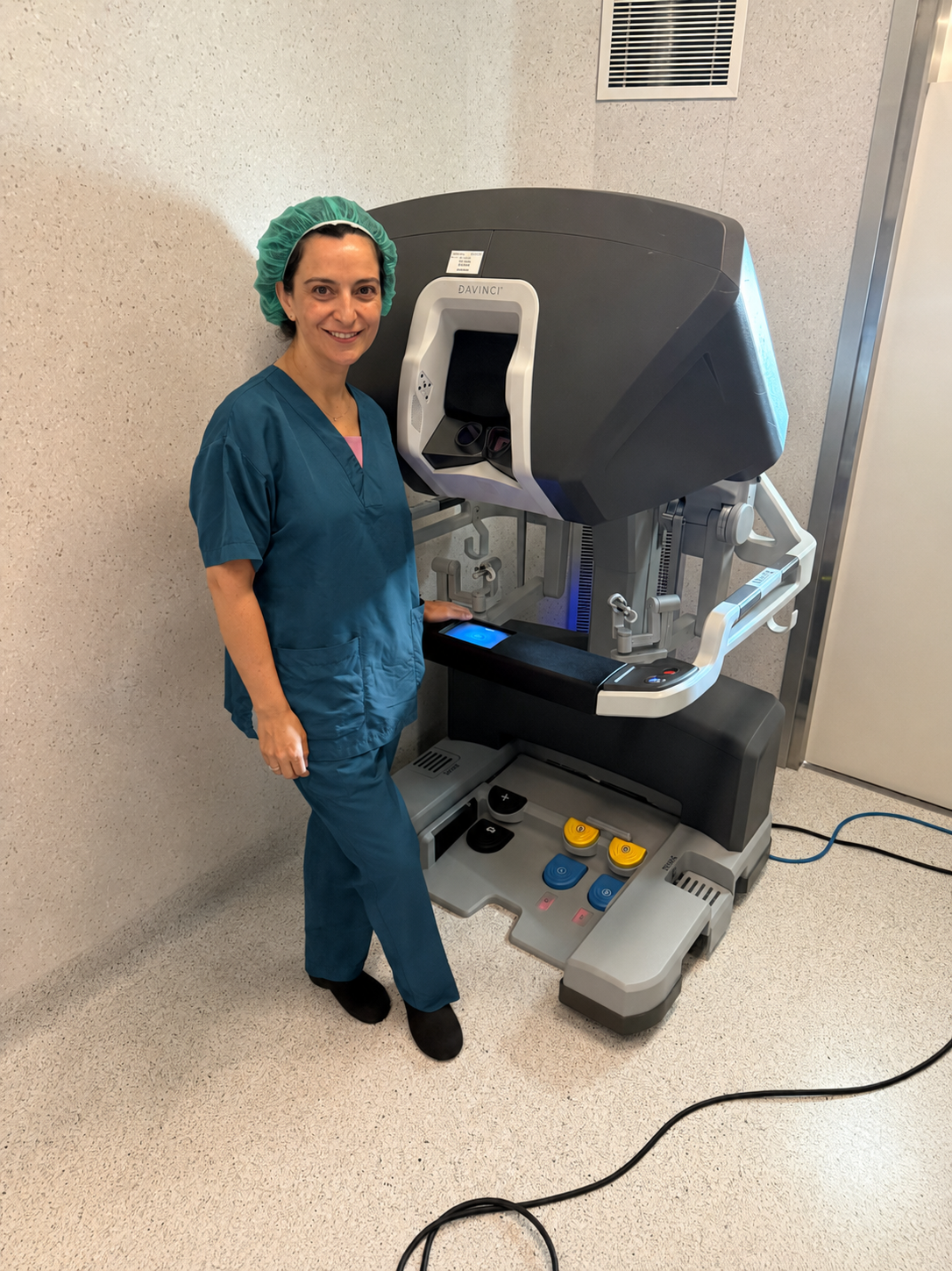 Dra. Begoña Etcheverry, uróloga especialista en cirugía de afirmación de género y reconstrucción urogenital robótica en Barcelona