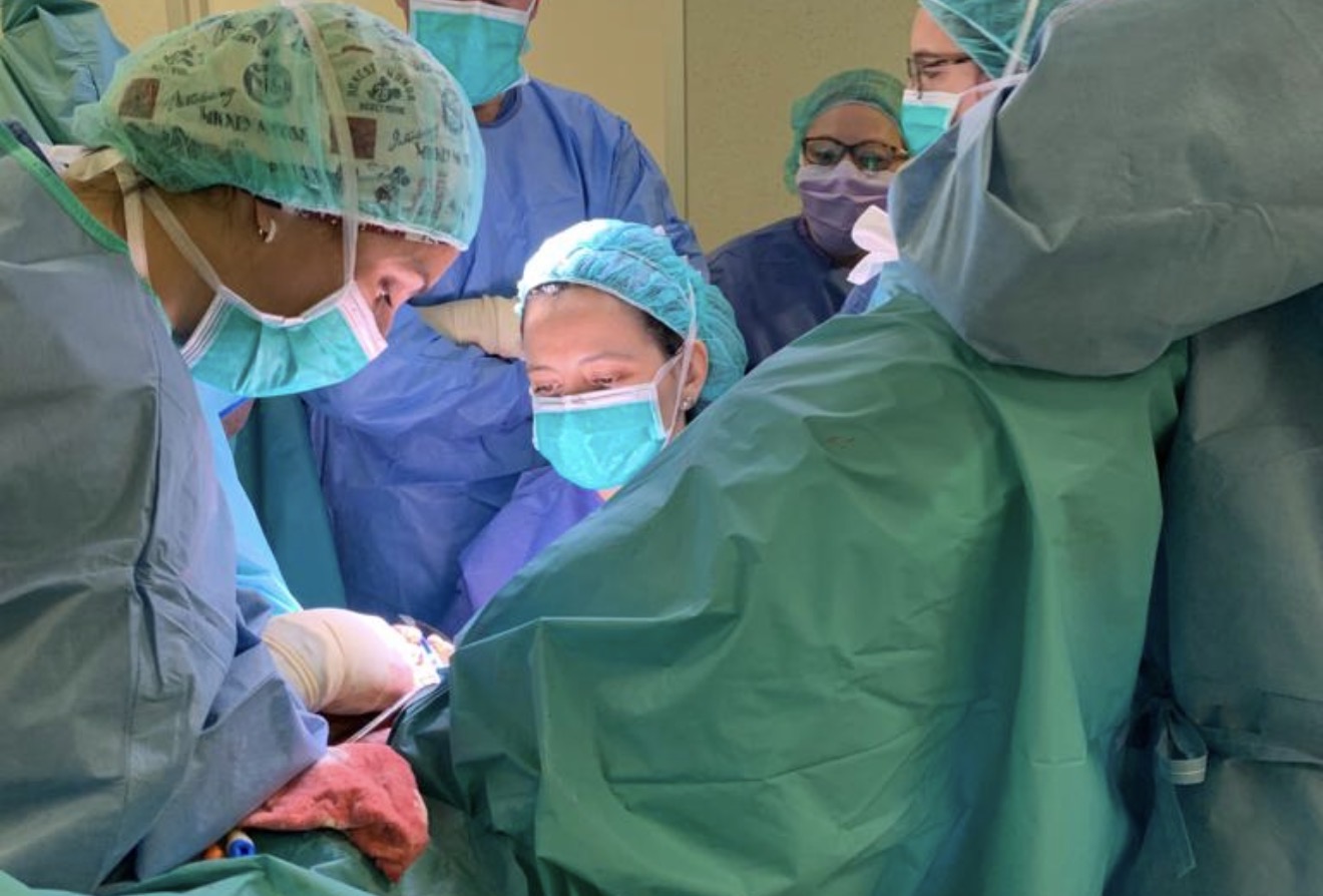 La Dra. Begoña Etcheverry y su equipo durante una cirugía reconstructiva genital compleja en Barcelona